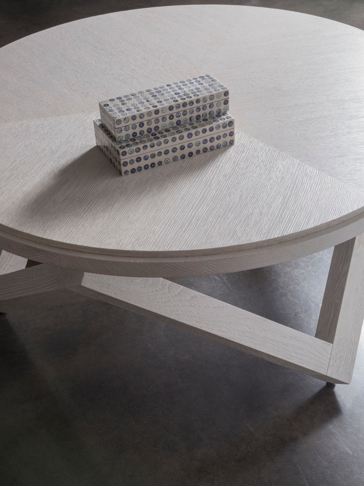 Signature Designs - Isoceles Round Cocktail Table - White