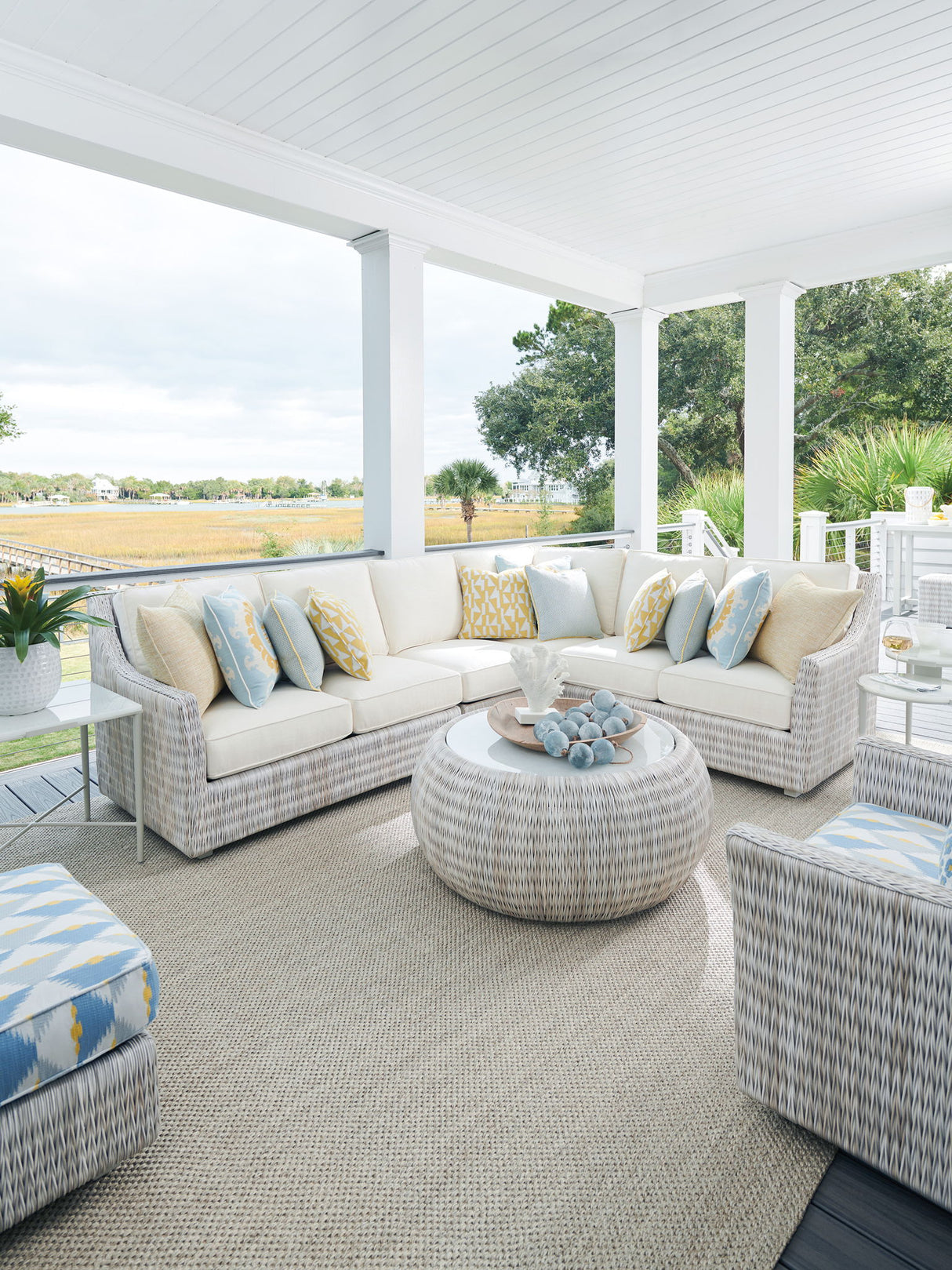 Seabrook - Round Cocktail Table - White