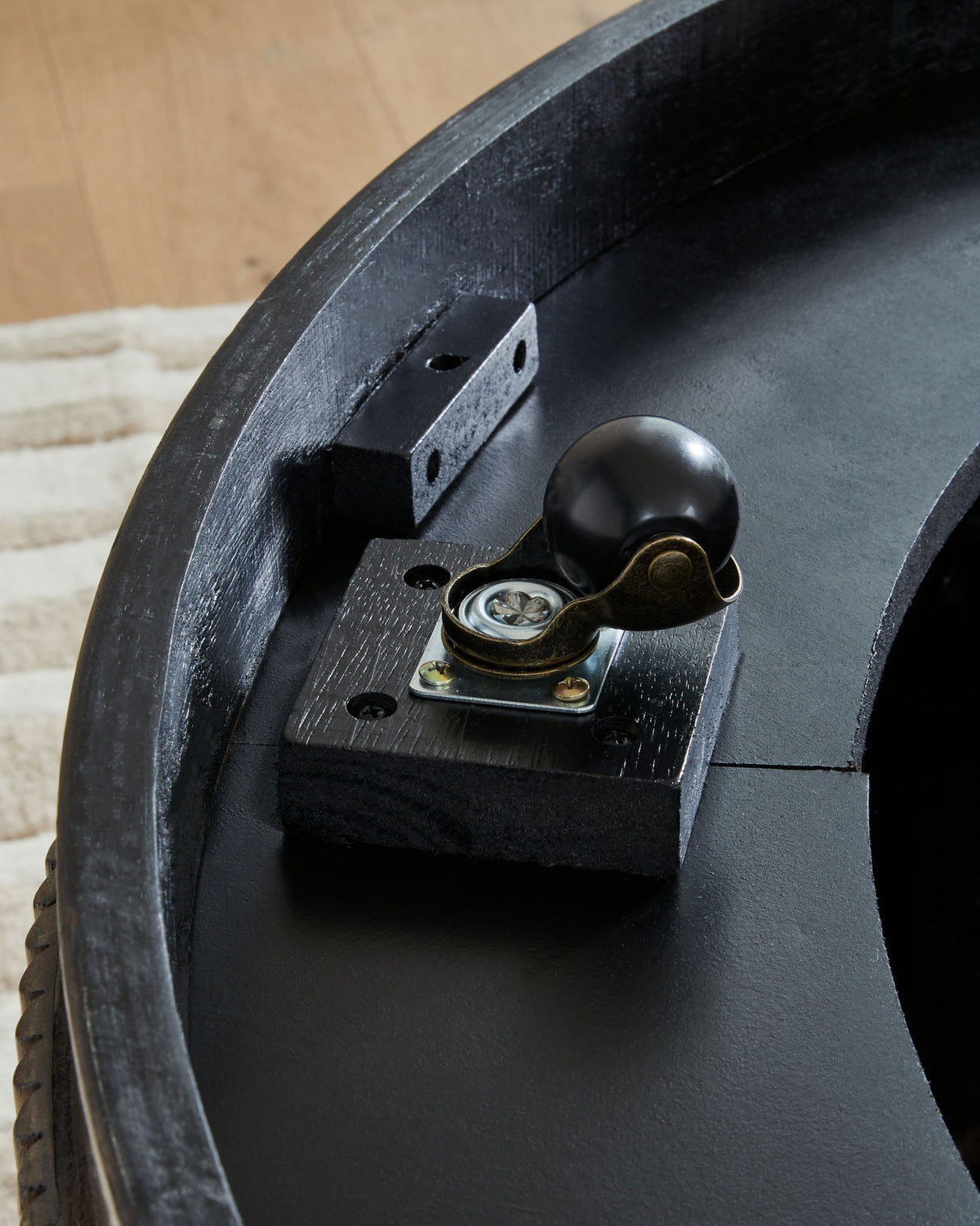 Hadonna - Round Table