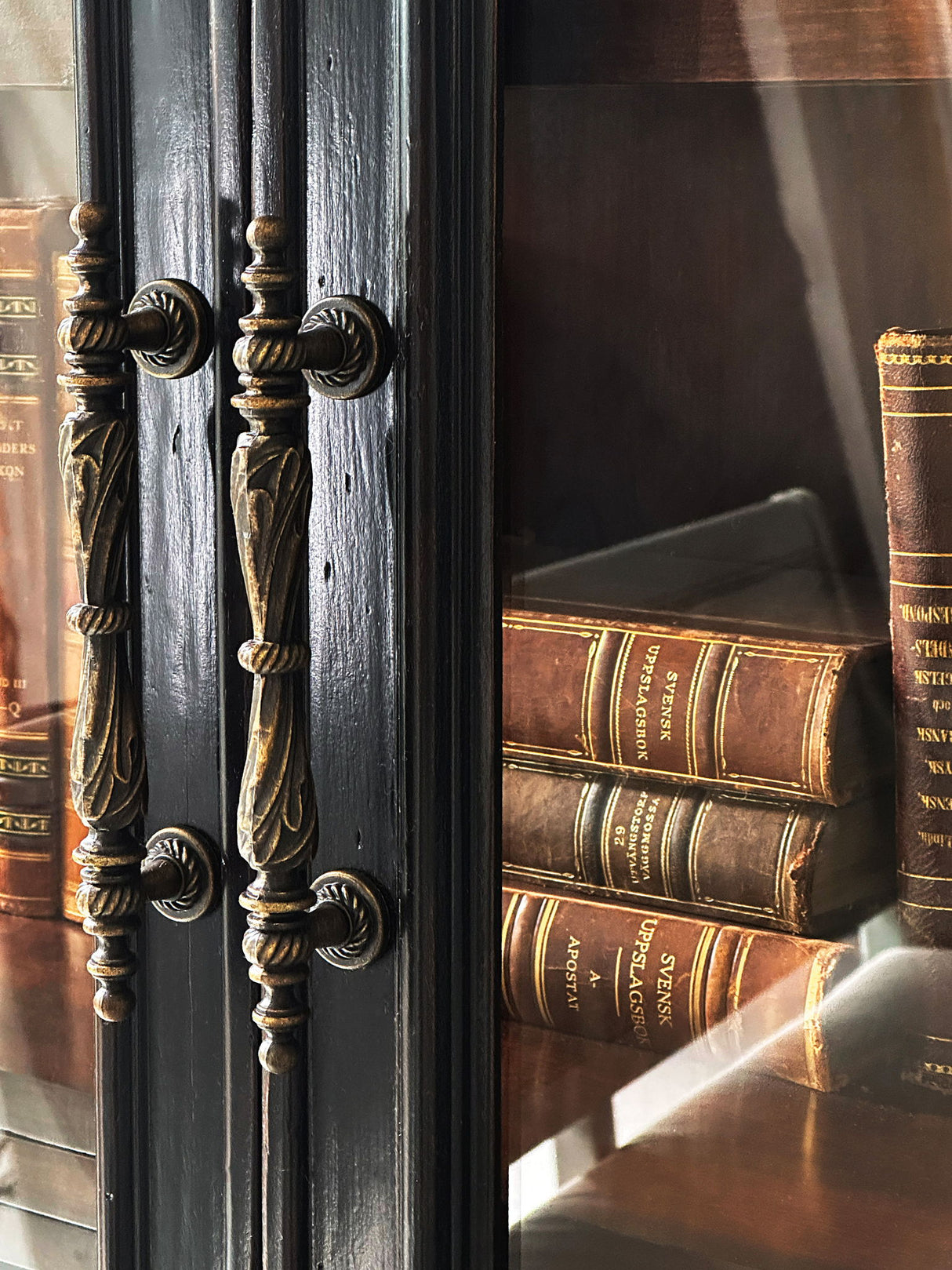 Charleston - Display Cabinet - Black