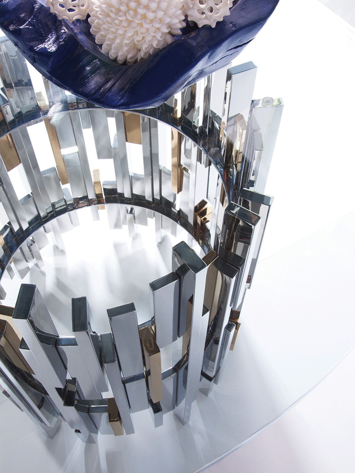 Signature Designs - Cityscape Round Dining Table With Glass Top - Pearl Silver