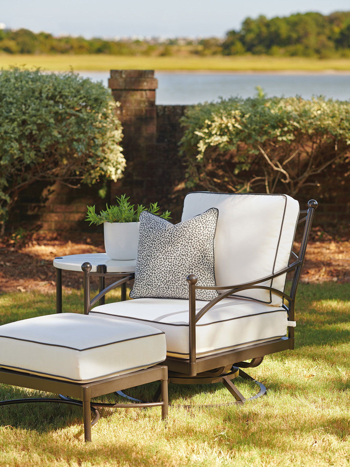 Pavlova - Ottoman - White