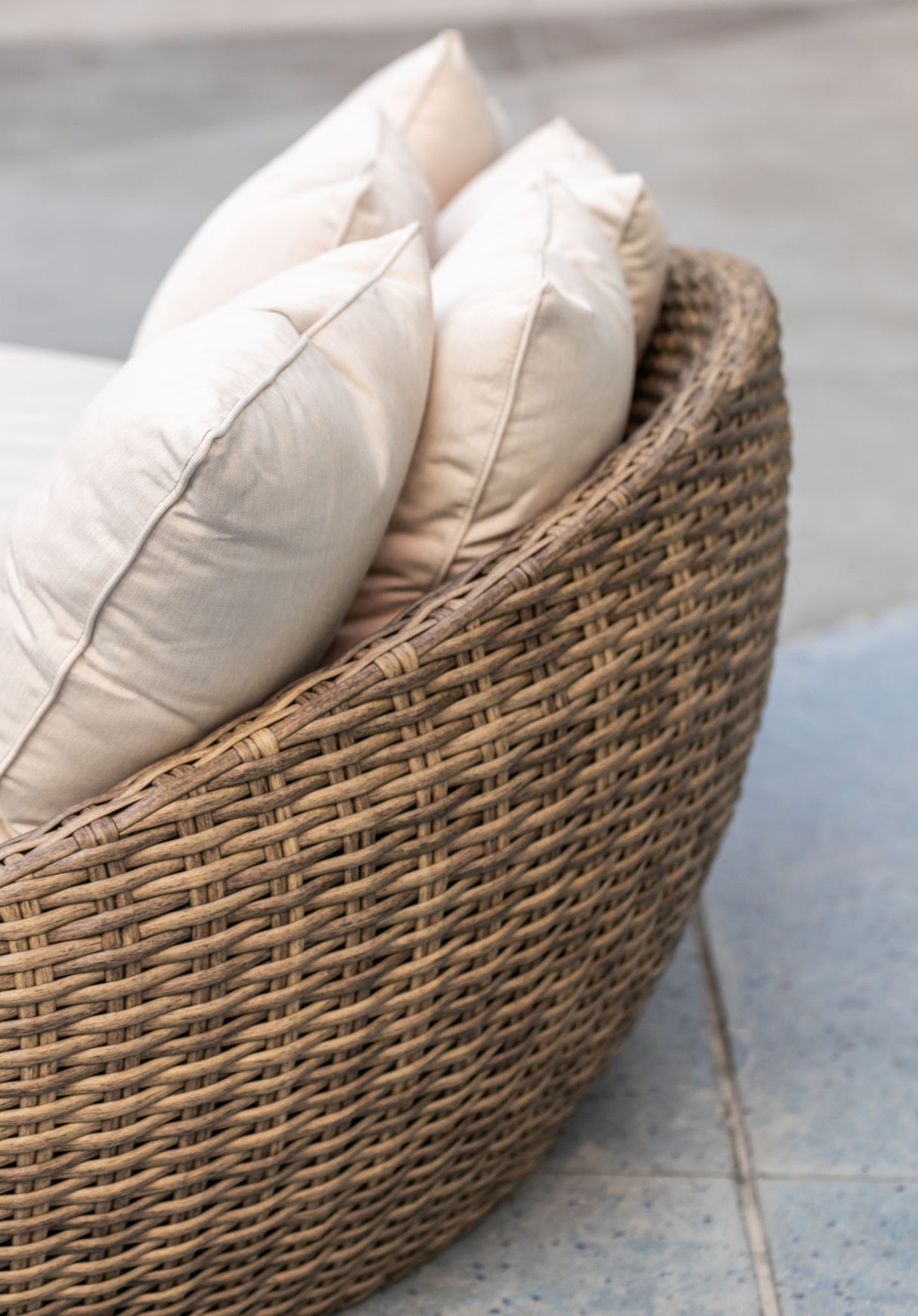 Havana - Round Daybed, With Self Welt - Canvas Flax / Dark Brown