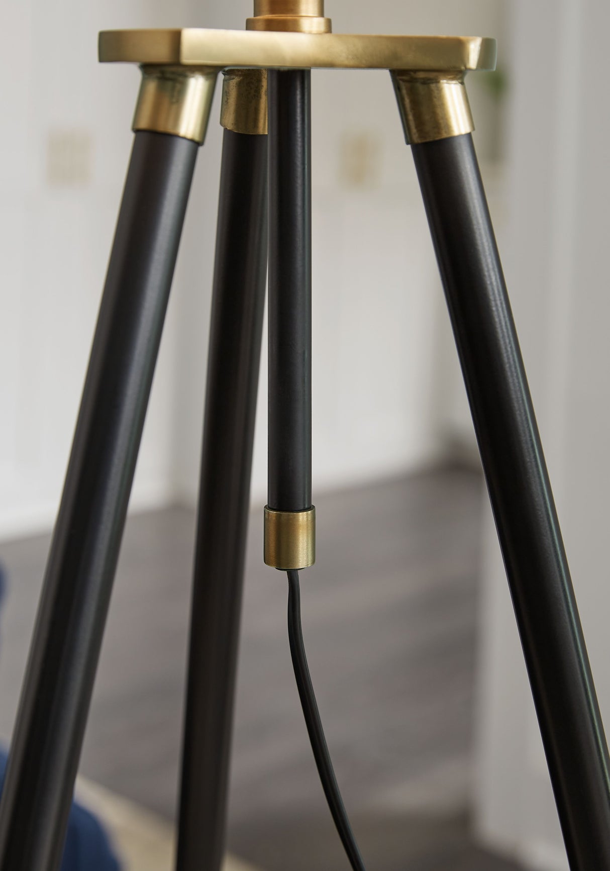 Cashner - Metal Floor Lamp - Black / Gold Finish