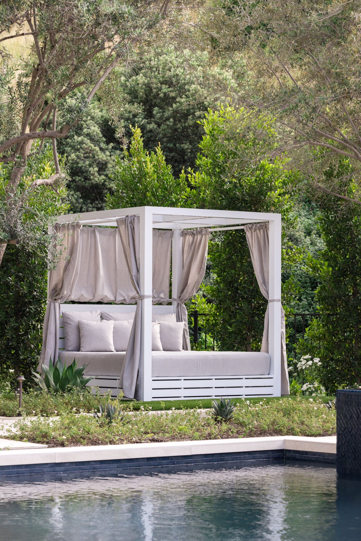 Newport - Resort King Daybed, No Welt - Cast Silver / White