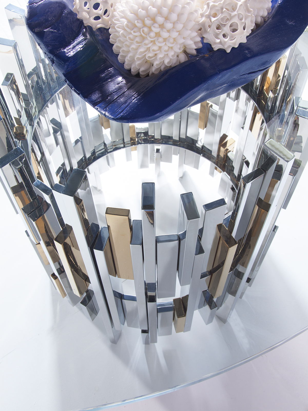 Signature Designs - Cityscape Round Dining Table With Glass Top - Pearl Silver