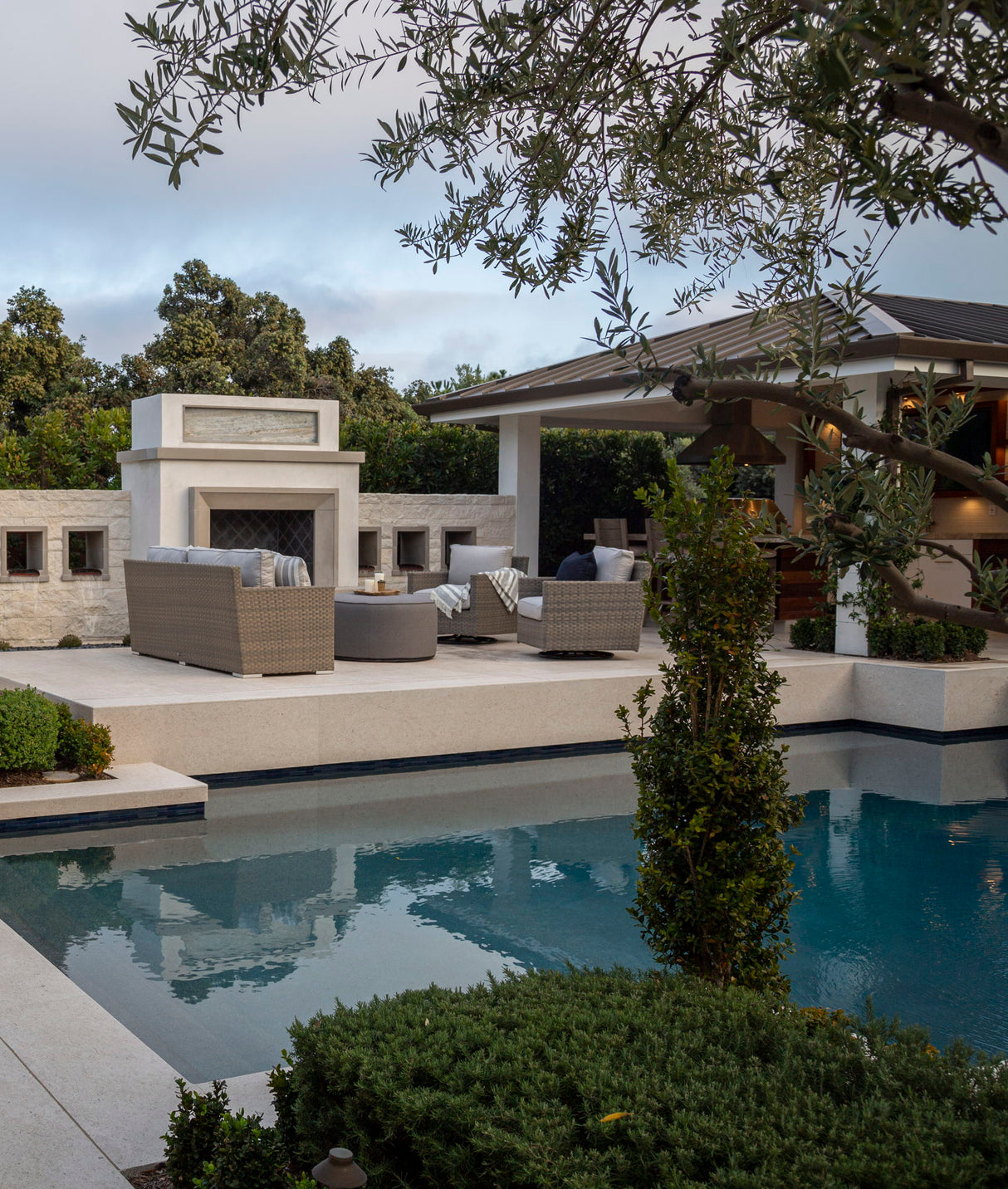 Coronado - Swivel Rocker, With Self Welt - Canvas Flax / Dark Brown