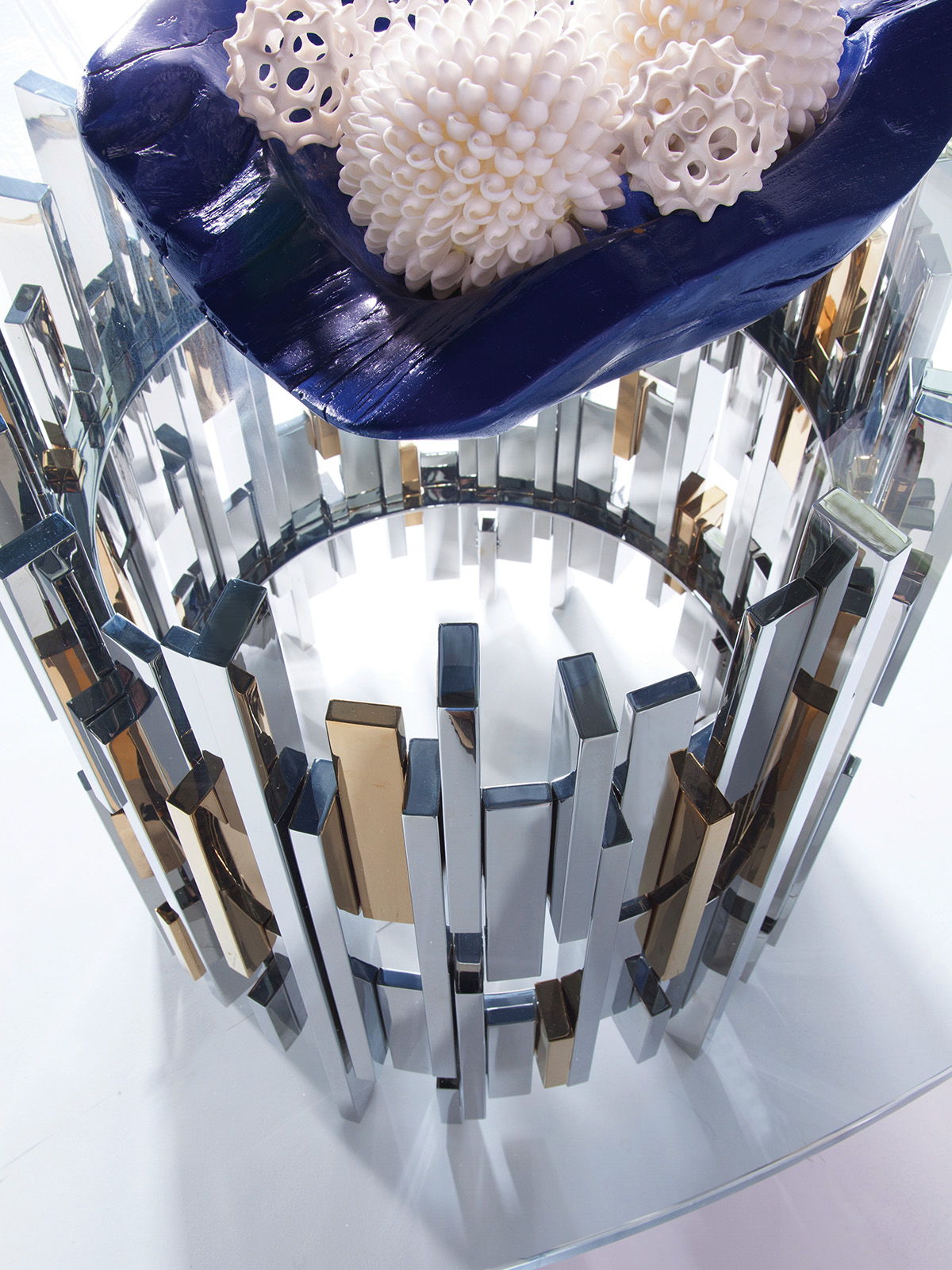 Signature Designs - Cityscape Round Dining Table With Glass Top - Pearl Silver