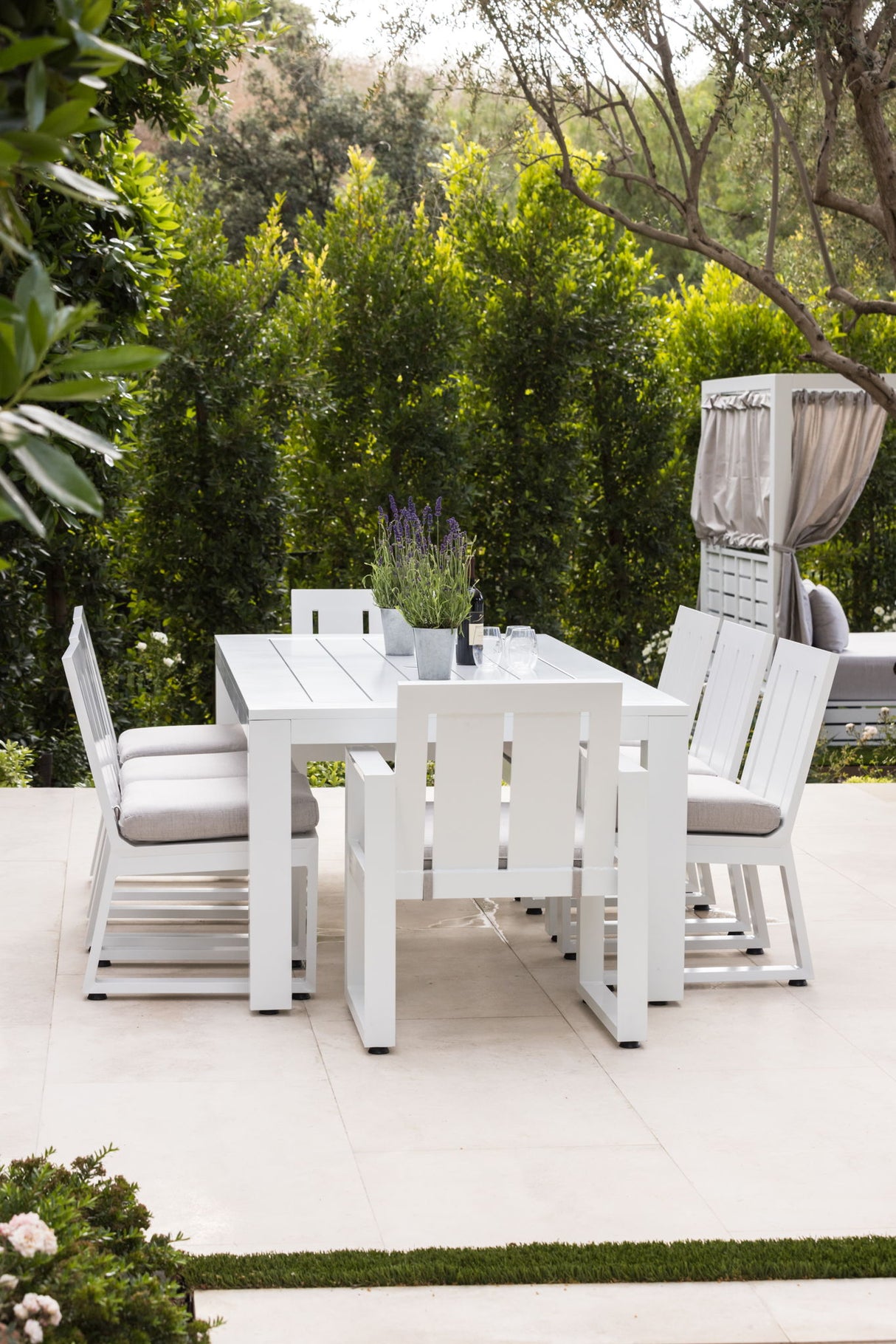 Newport - Dining Chair, No Welt - Cast Silver / White