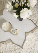 Sanctuary 2 - C Est La Vie Table